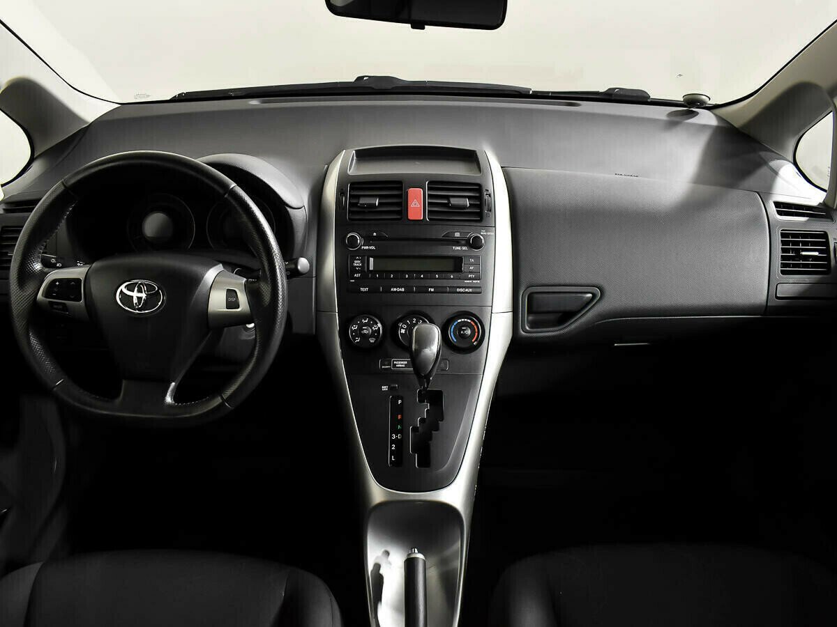 Toyota Auris 1.3 МКПП, 2012, 138 000 км фото 8