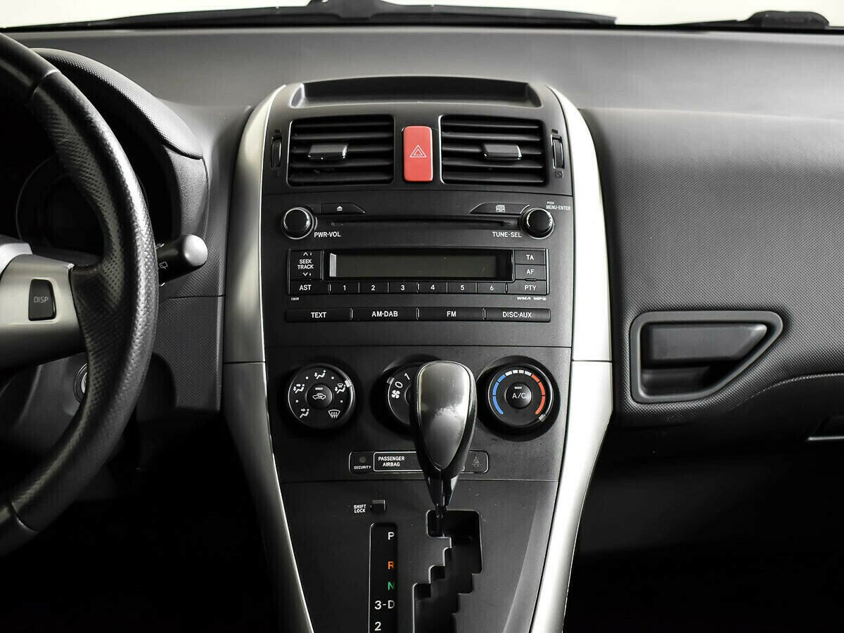 Toyota Auris 1.3 МКПП, 2012, 138 000 км фото 9