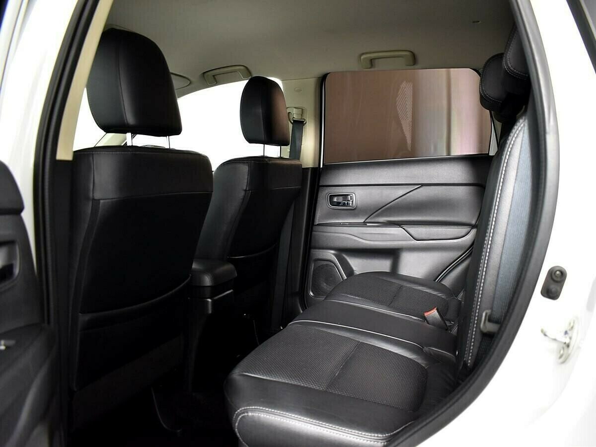 Mitsubishi Outlander, 2.4 л, Вариатор, 2018 фото 2