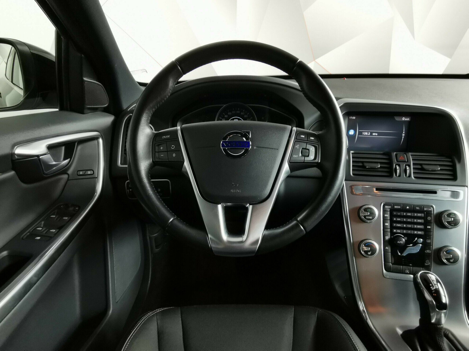 Volvo XC60, 2.0 л, АТ, 2016 фото 2