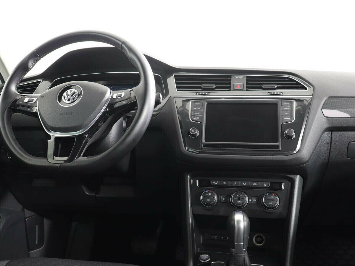 Volkswagen Tiguan, 2.0 л, Робот, 2018 фото 9