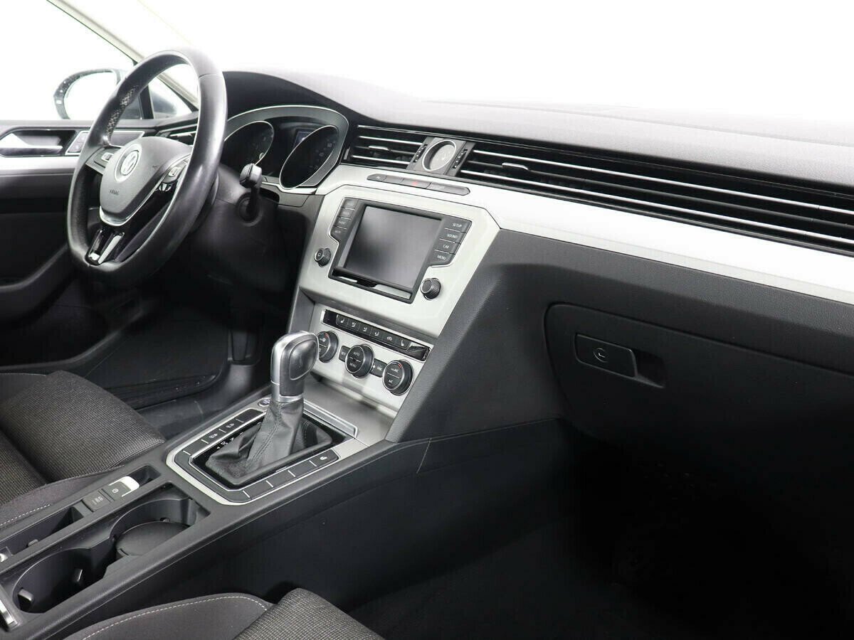 Volkswagen Passat, 1.8 л, Робот, 2016 фото 7