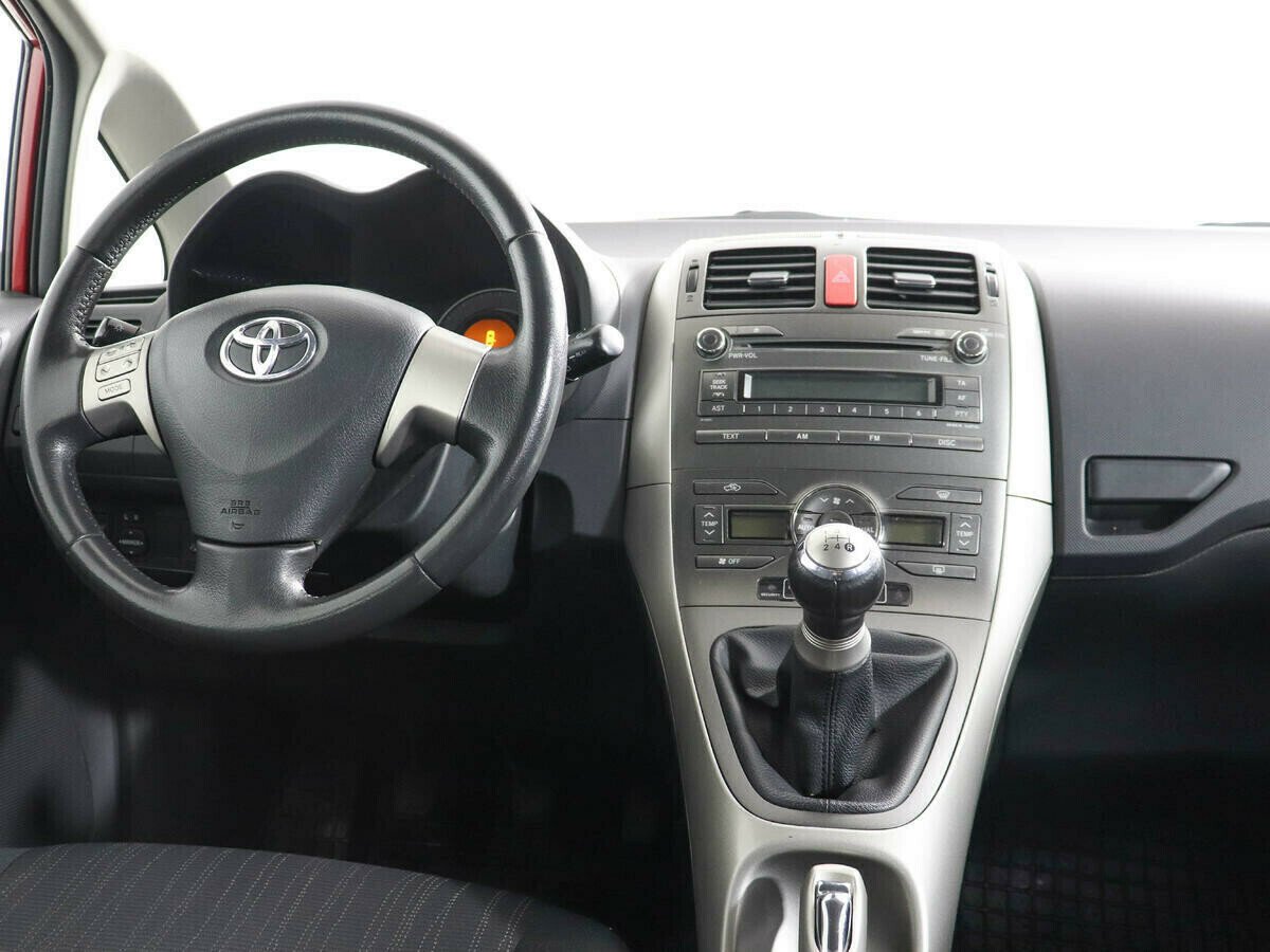 Toyota Auris 1.3 МКПП, 2010, 170 000 км фото 7
